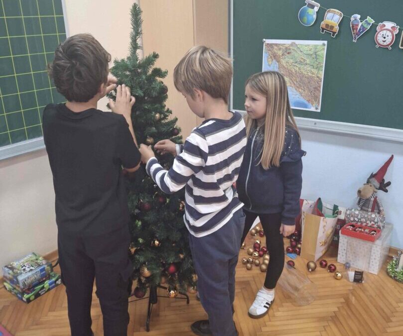 Kićenje božićne jelke